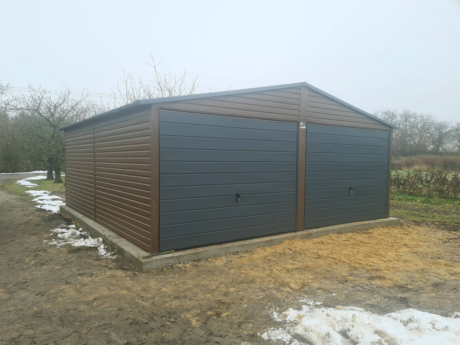 Garaż blaszany 6 x 6 drewnopodobny orzech + RAL 7016 Mat widok na garaż od frontu