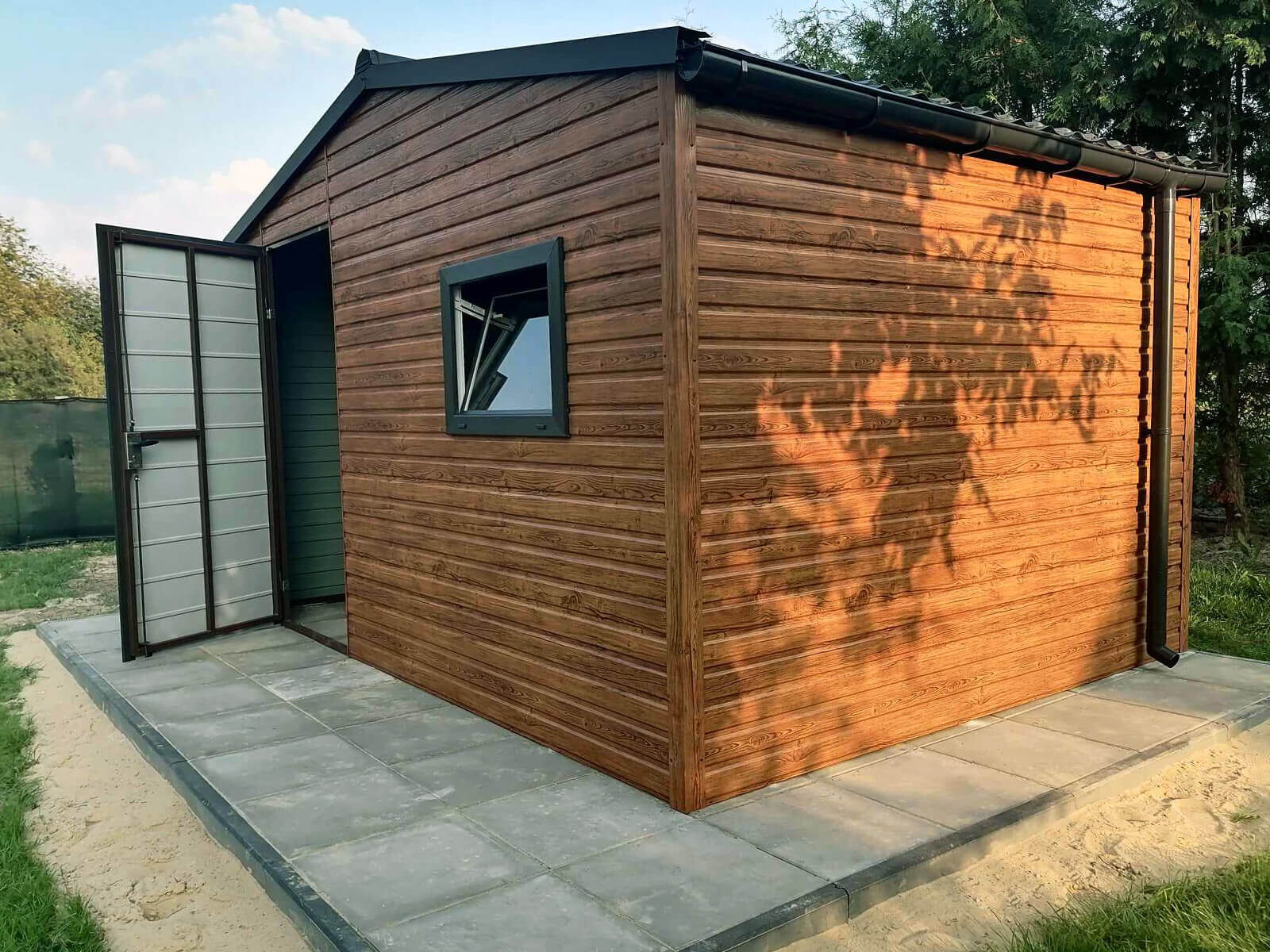 Domek ogrodowy 3,5 x 2 dwuspadowy Złoty Dąb, drzwi Grafit Mat, widok z przodu, drzwi i okno na ścianie frontowej