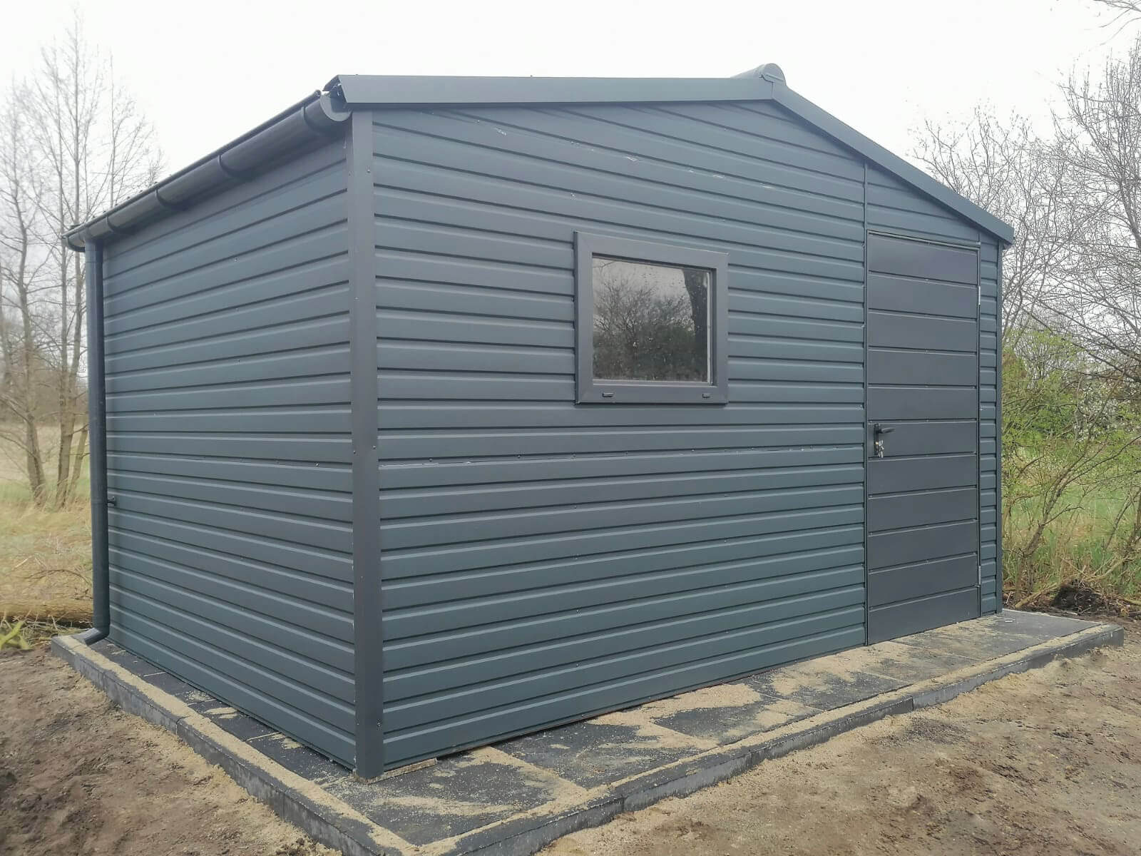 Domek ogrodowy 4 x 2 dwuspadowy BTX 7016 Grafit mat zdjęcie z przodu, drzwi zamknięte, okno zamknięte