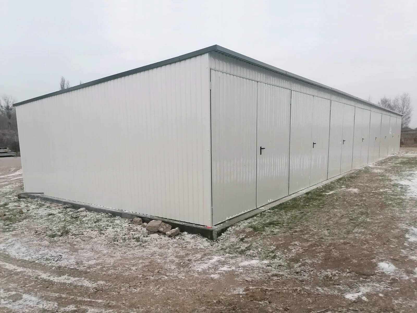 Garaż blaszany ośmiostanowiskowy 24 x 5, bramy dwuskrzydłowe zdjęcie główne od frontu