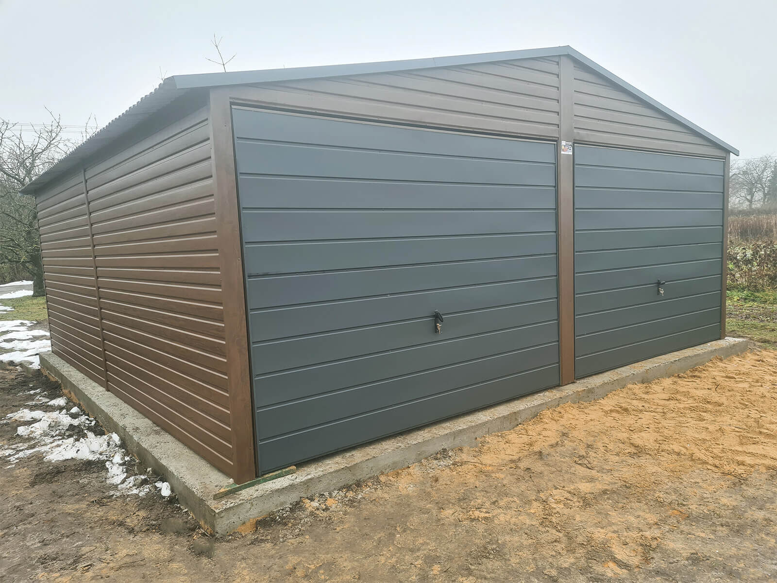 Garaż blaszany 6 x 6 drewnopodobny orzech + RAL 7016 Mat widok boczny z zamkniętymi bramami