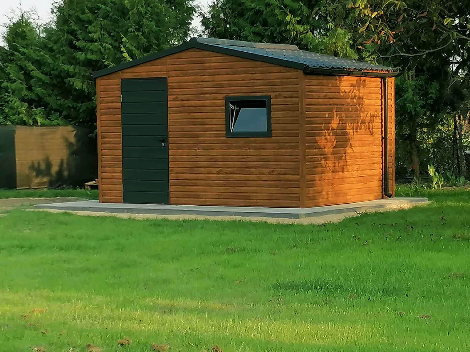 Domek ogrodowy 3,5 x 2 dwuspadowy Złoty Dąb, drzwi Grafit Mat widok z przodu