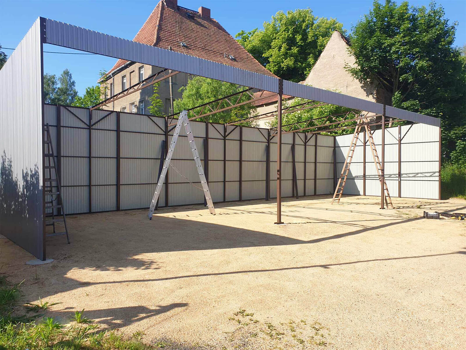 Wiata garażowa 15 x 5 spad dachu do tyłu, blacha ocynk, widok podczas montażu