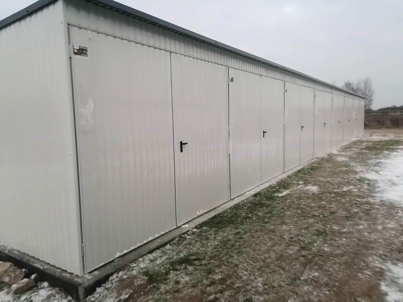 Garaż blaszany ośmiostanowiskowy 24 x 5, bramy dwuskrzydłowe widok z przody z rogu