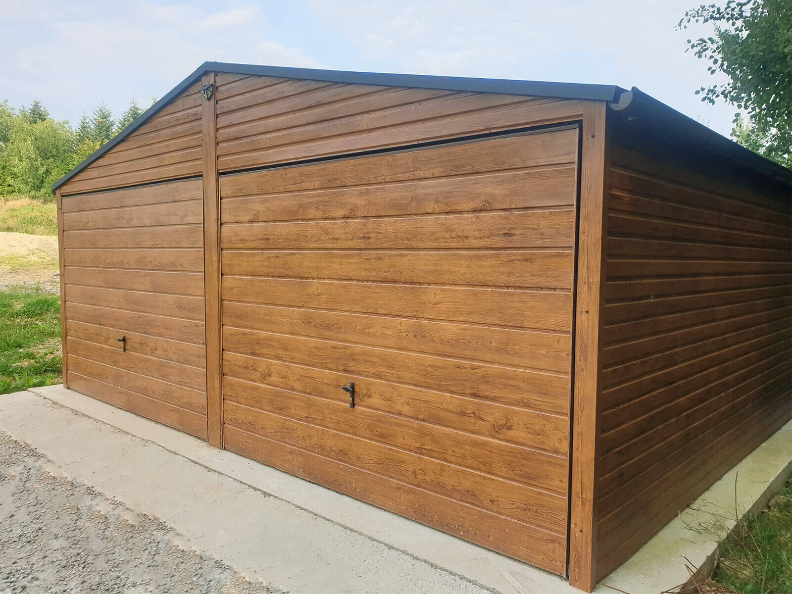 Garaż blaszany 6 x 6,50 drewnopodobny złoty dąb, dwie bramy widok z przodu