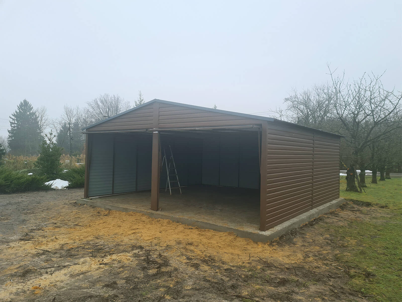 Garaż blaszany 6 x 6 drewnopodobny orzech + RAL 7016 Mat widok z podniesionymi bramami