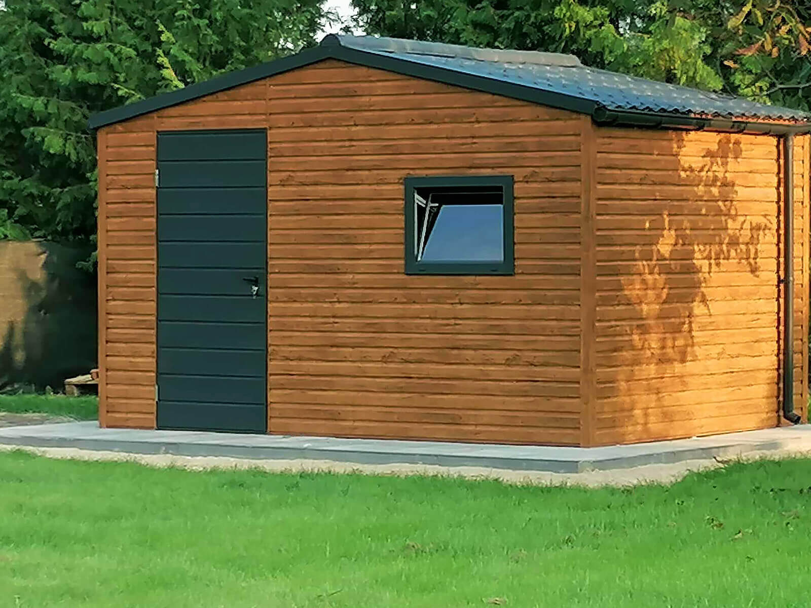 Domek ogrodowy 3,5 x 2 dwuspadowy Złoty Dąb, drzwi Grafit Mat widok od frontu