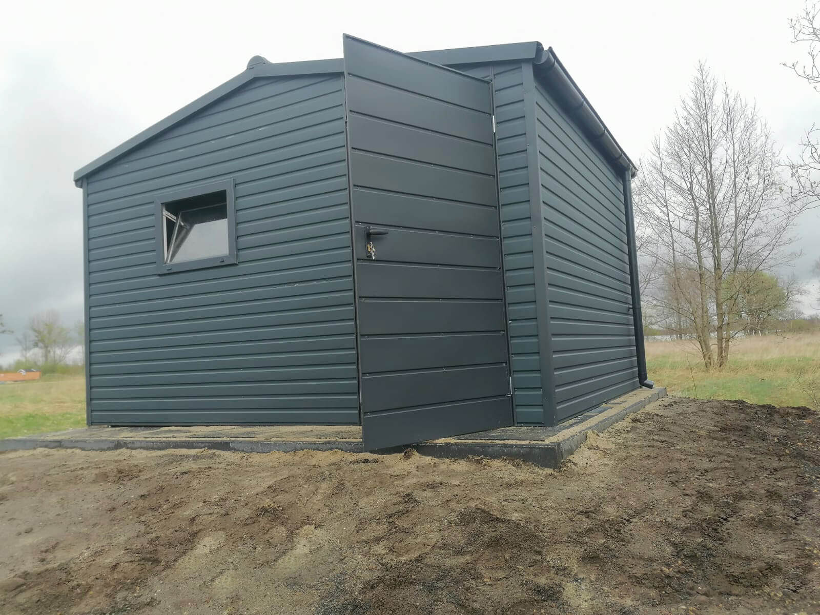 Domek ogrodowy 4 x 2 dwuspadowy BTX 7016 Grafit mat widok z przodu, drzwi otwarte, okno uchylone