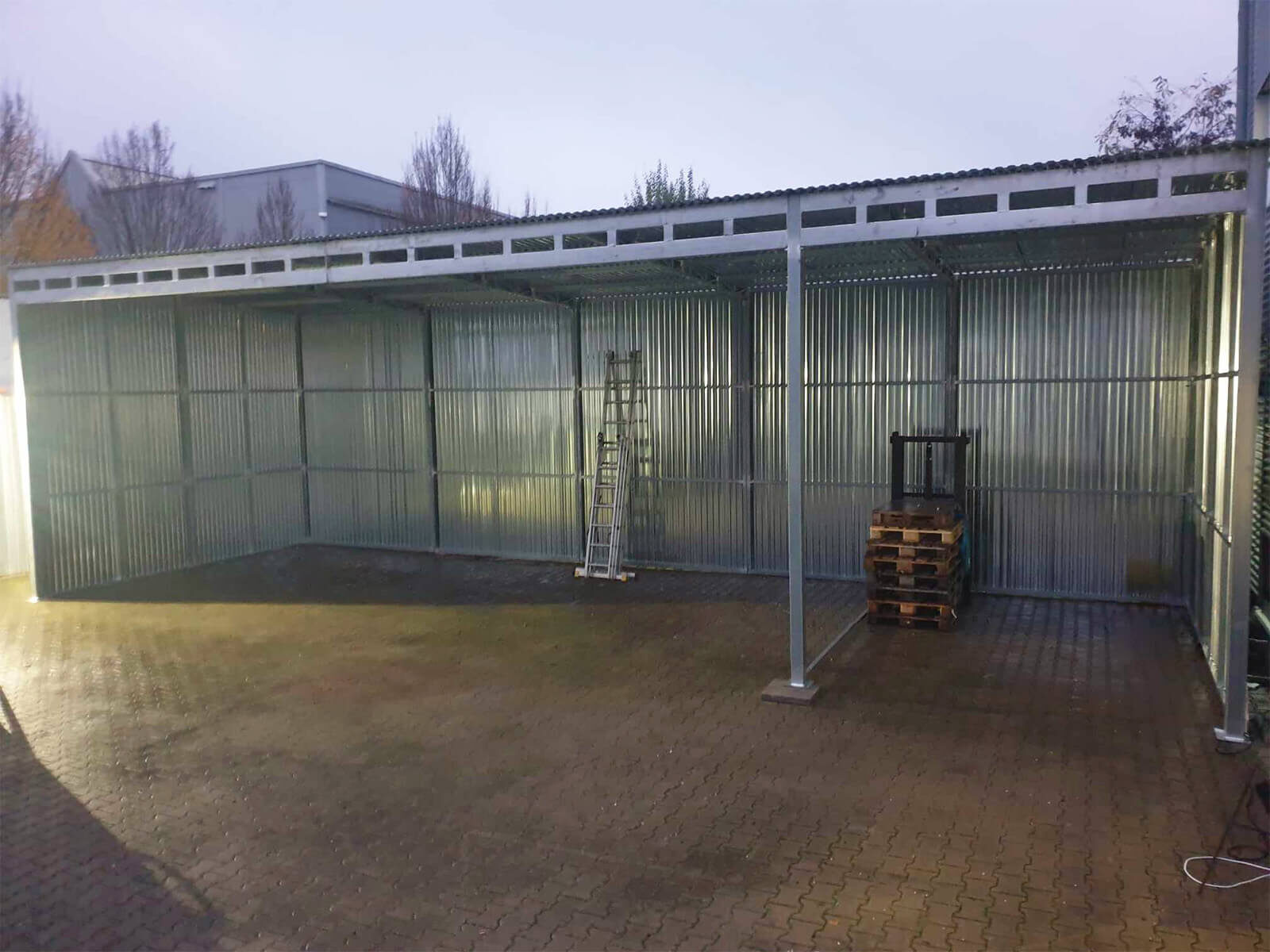 Wiata garażowa 10 x 4 spad dachu do tyłu, blacha ocynkowana widok z przodu