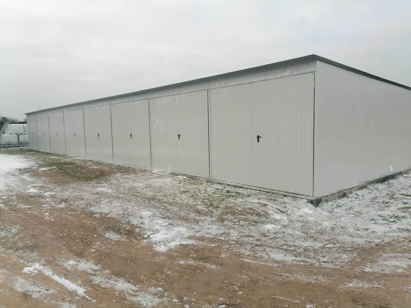 Garaż blaszany ośmiostanowiskowy 24 x 5, bramy dwuskrzydłowe widok frontowy