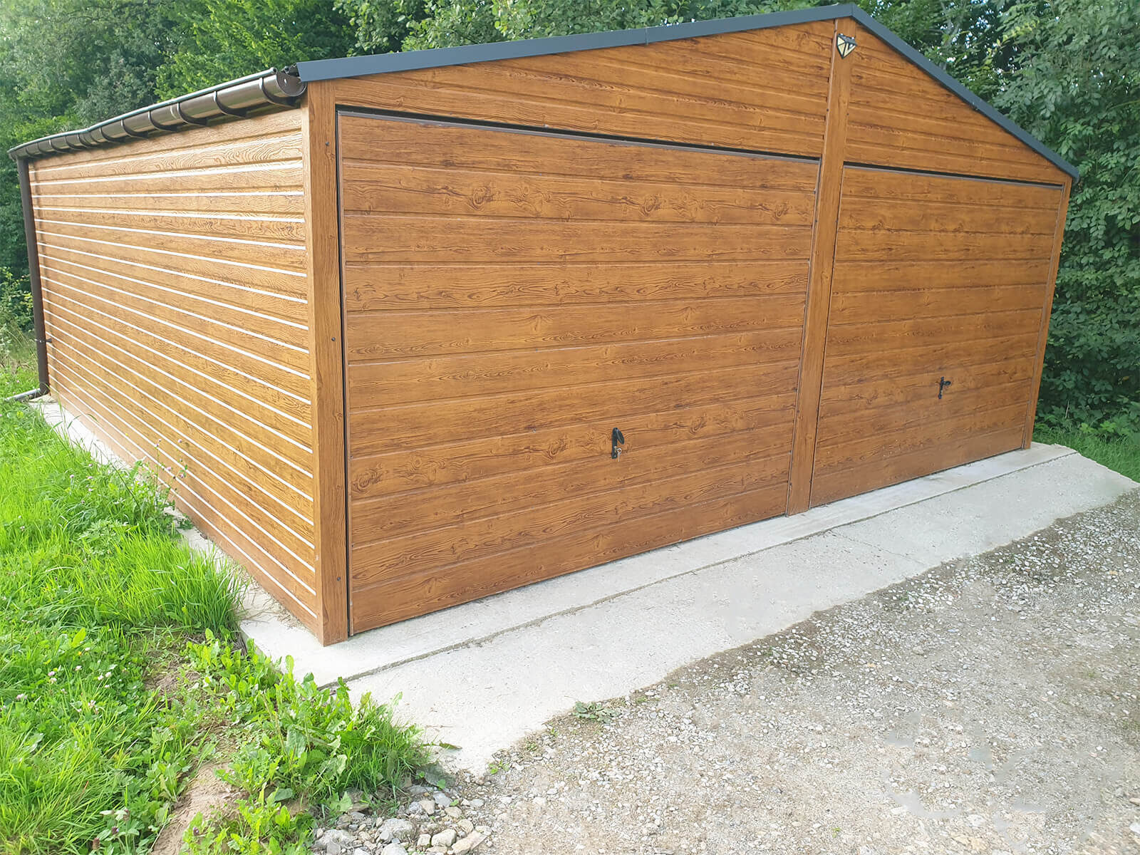 Garaż blaszany 6 x 6,50 drewnopodobny złoty dąb, dwie bramy widok z przodu, dwie bramy zamknięte