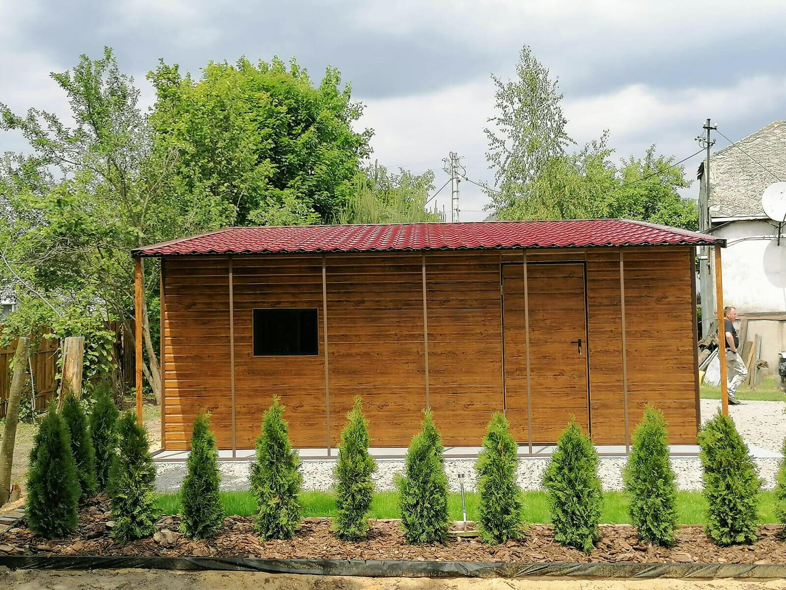 Garaż blaszany złoty dąb 8 x 6 + wiatka 1 x 6 dach dwuspadowy widok boczny na wiatkę i ścianę z oknem i drzwiami bocznymi