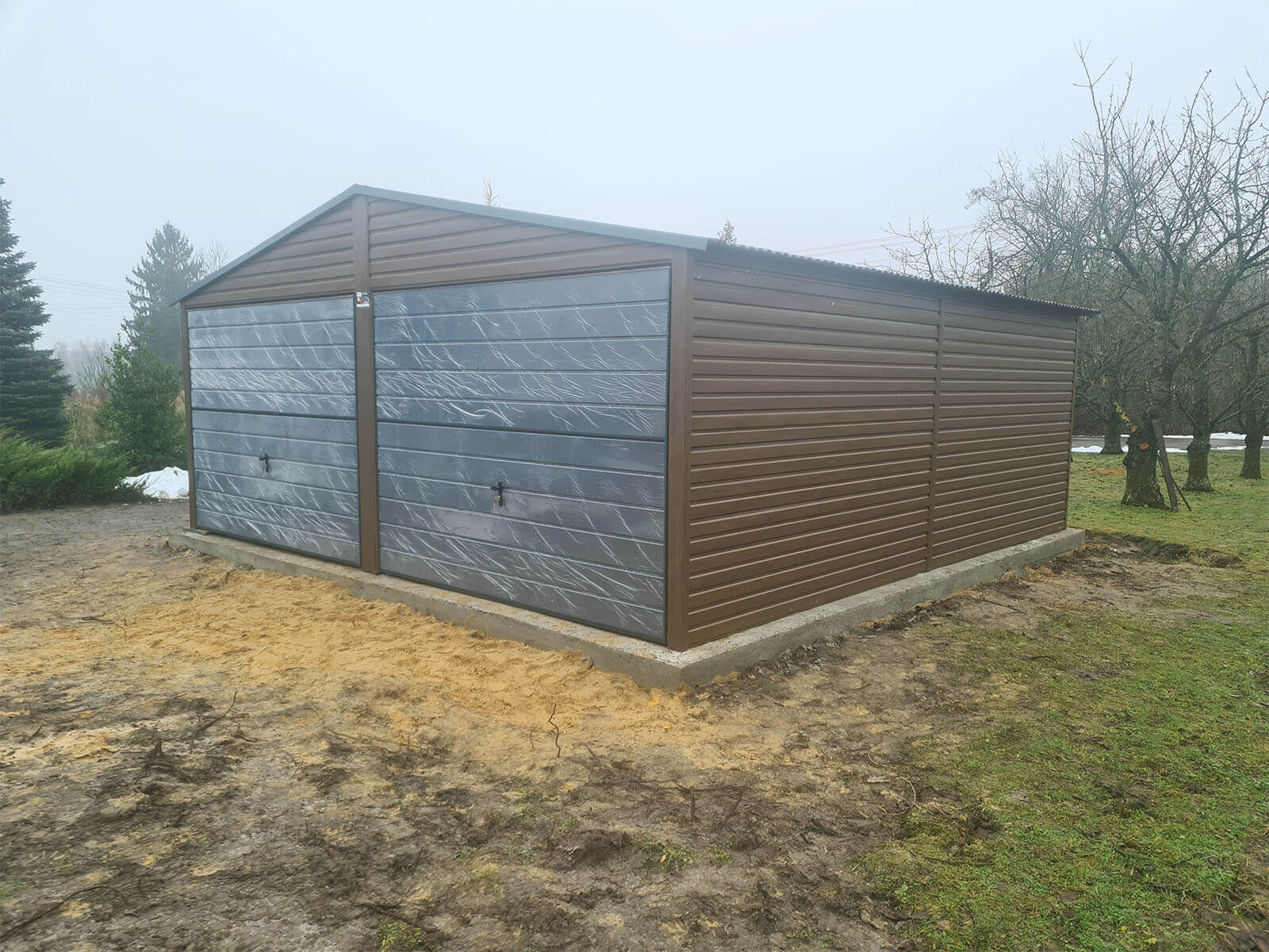 Garaż blaszany 6 x 6 drewnopodobny orzech + RAL 7016 Mat