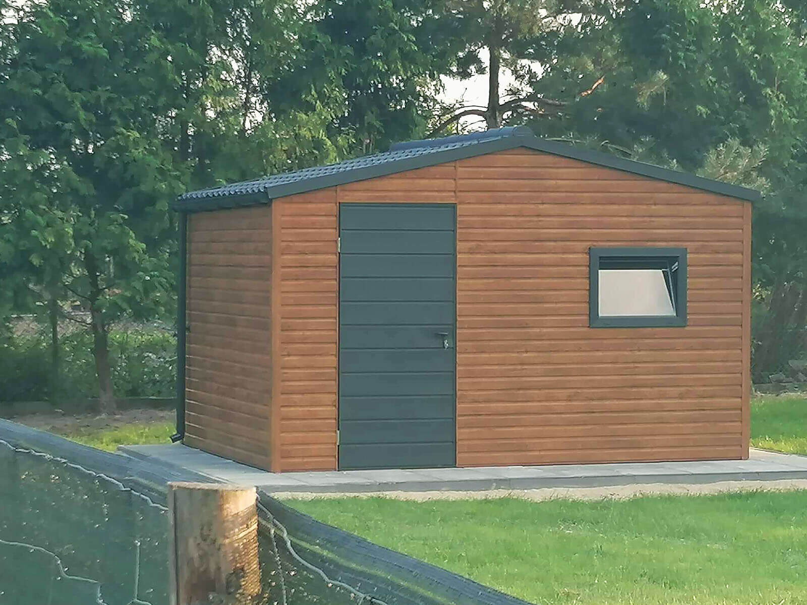 Domek ogrodowy 3,5 x 2 dwuspadowy Złoty Dąb, drzwi Grafit Mat widok z przodu