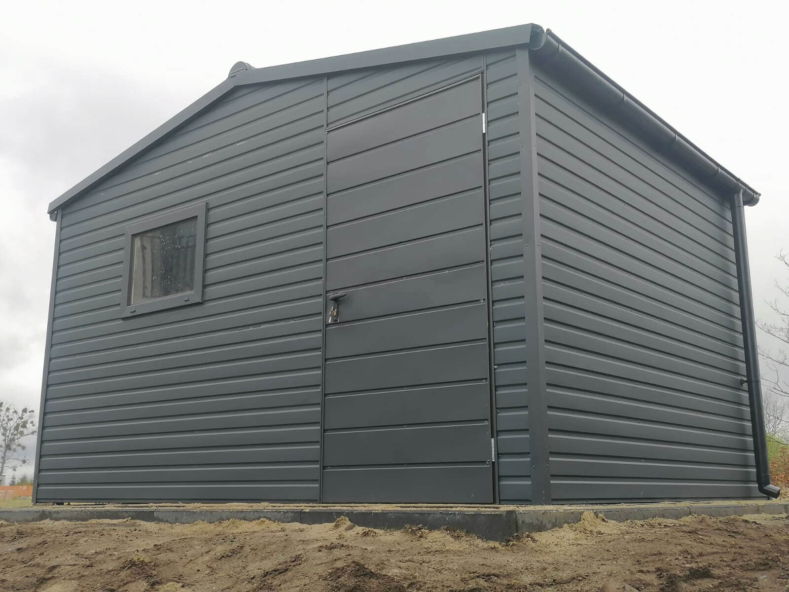 Domek ogrodowy 4 x 2 dwuspadowy BTX 7016 Grafit mat widok od frontu od dołu