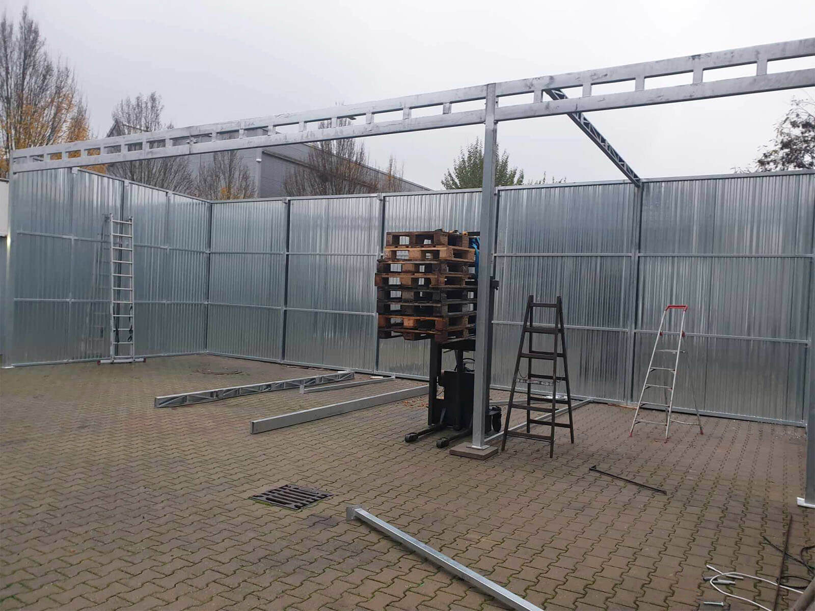 Wiata garażowa 10 x 4 spad dachu do tyłu, blacha ocynkowana montowanie wiaty