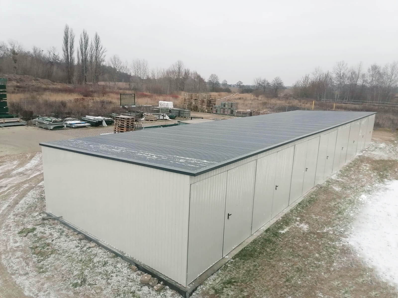 Garaż blaszany ośmiostanowiskowy 24 x 5, bramy dwuskrzydłowe widok z lotu ptaka