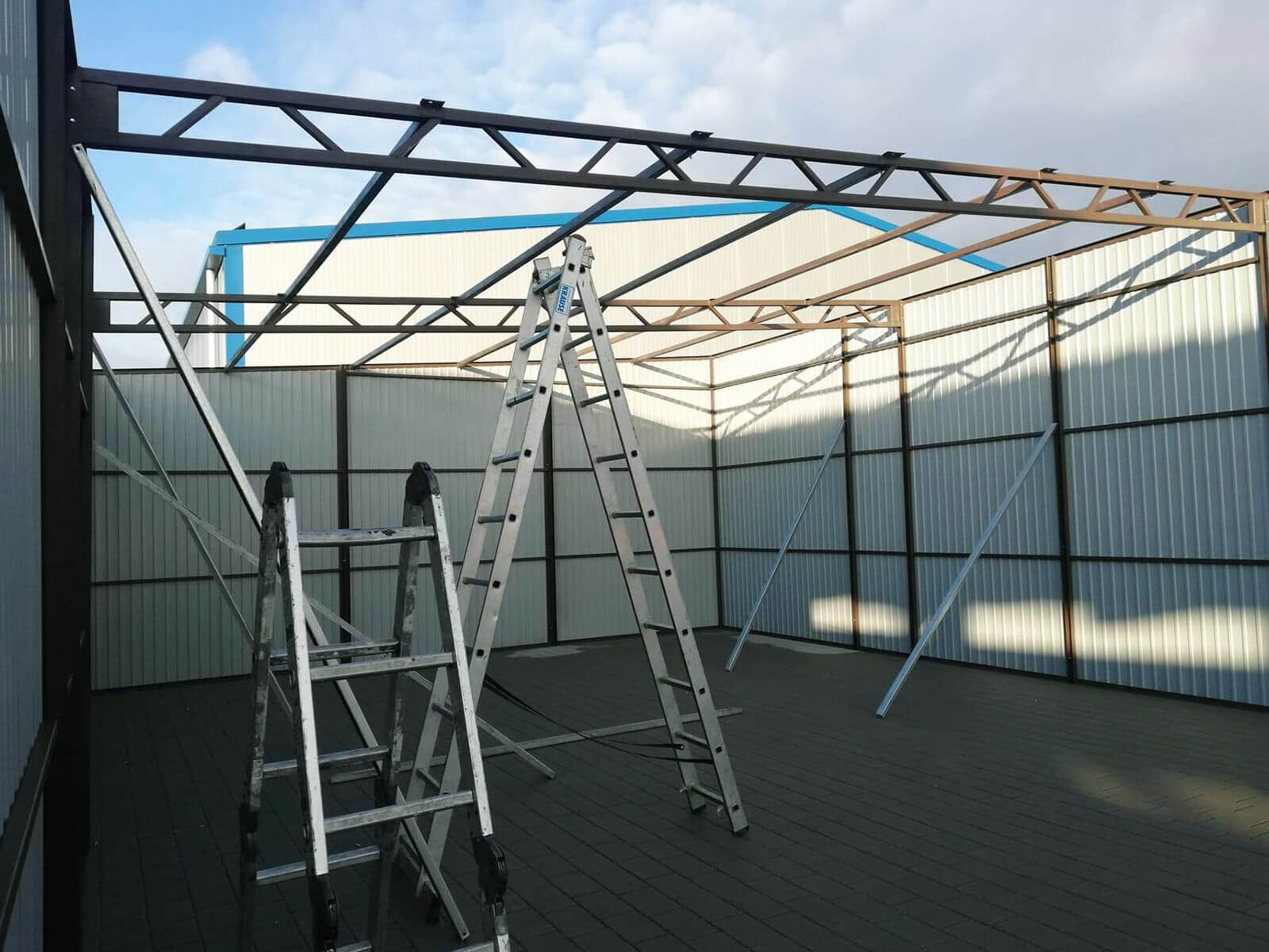 Garaż blaszany sześciostanowiskowy 18 x 5, spad dachu do tyłu widok montażu, bez dachu