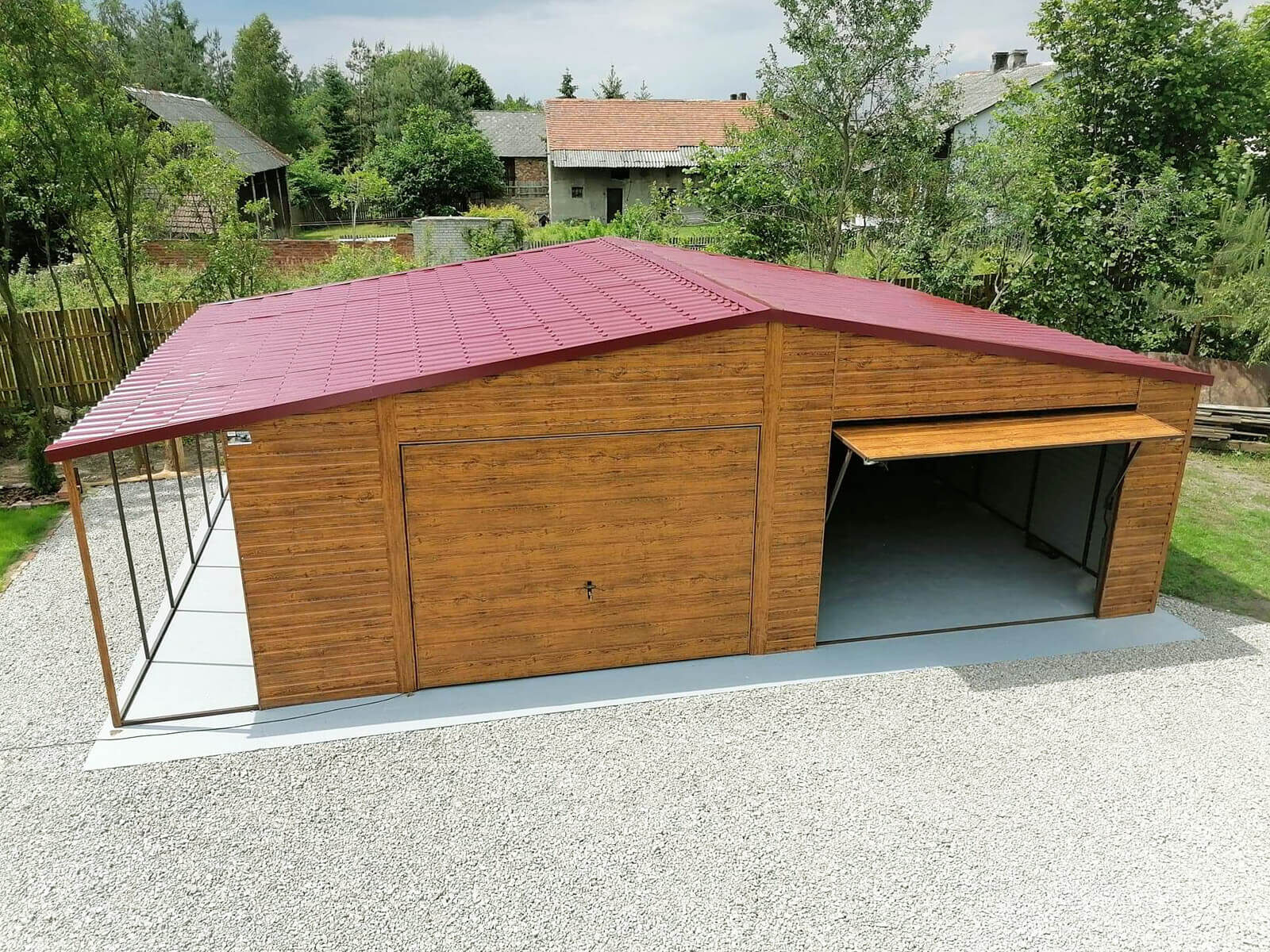 Garaż blaszany złoty dąb 8 x 6 + wiatka 1 x 6 dach dwuspadowy widok z góry jedna z bram zamknięta, druga otwarta