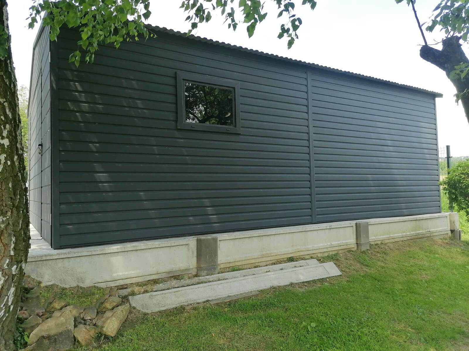 Garaż blaszany 5 x 6 Grafit Mat jednostanowiskowy, dwuspadowy widok boczny, okno na ścianie bocznej