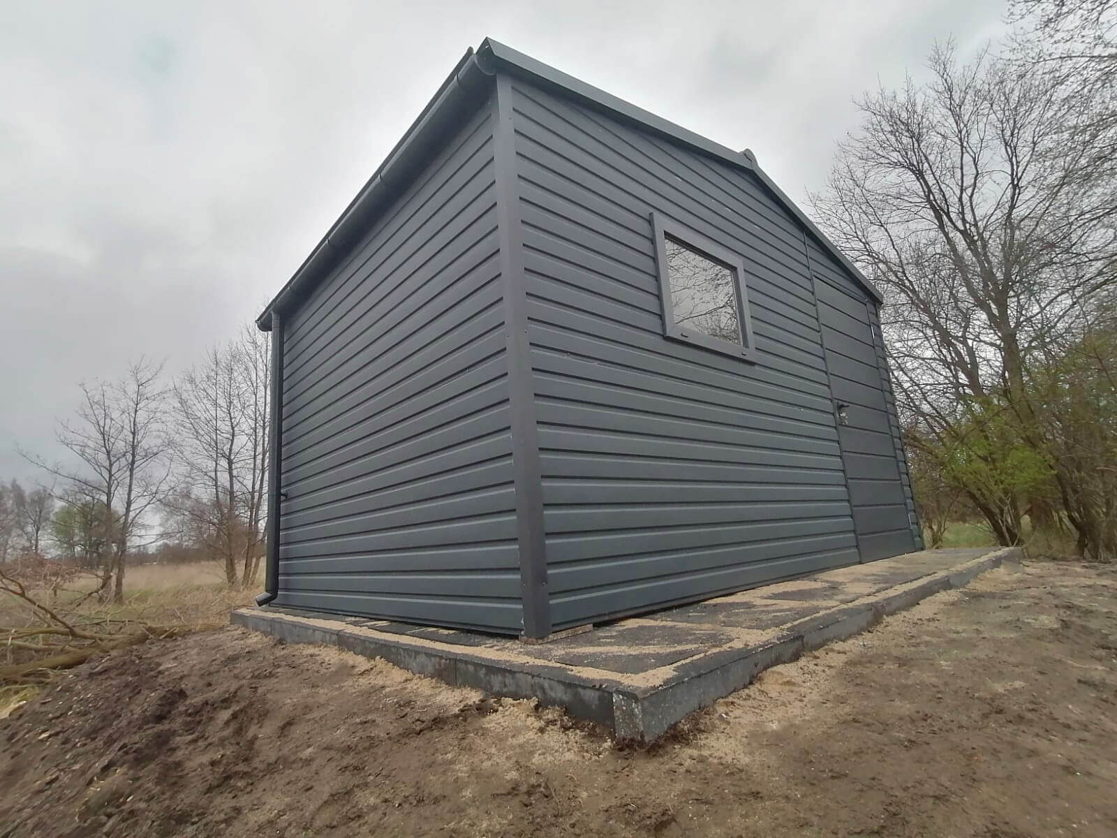 Domek ogrodowy 4 x 2 dwuspadowy BTX 7016 Grafit mat widok z przodu z dołu