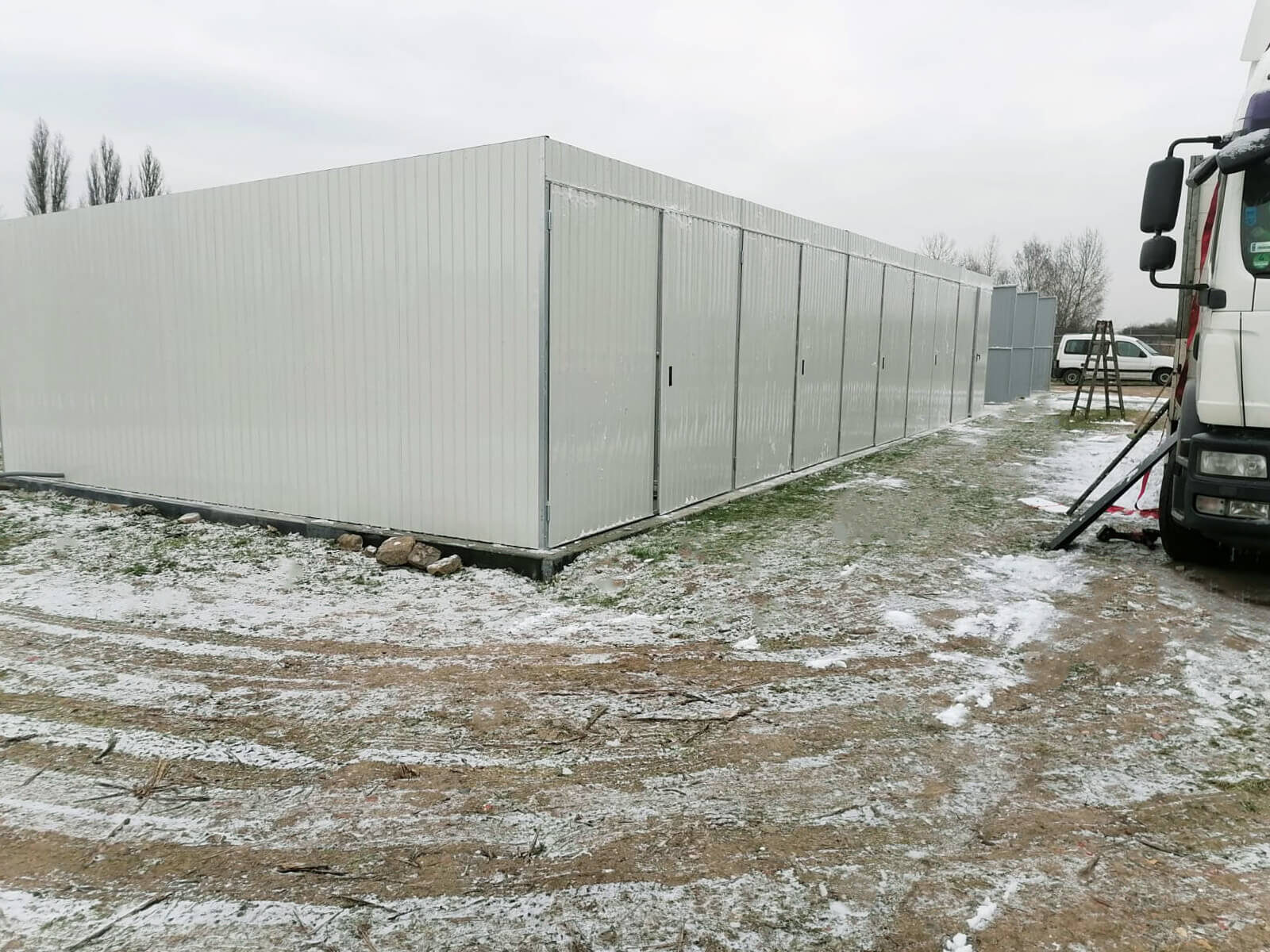 Garaż blaszany ośmiostanowiskowy 24 x 5, bramy dwuskrzydłowe widok boczny