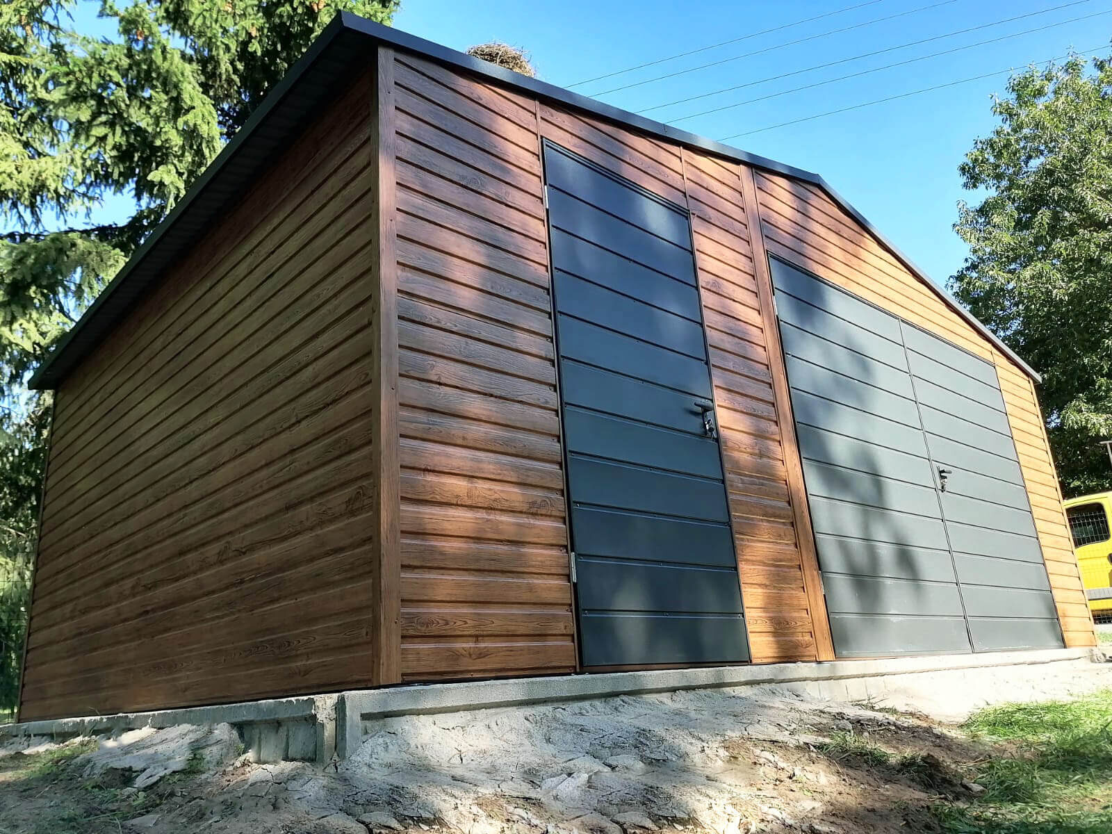 Garaż blaszany 6 x 5 drewnopodobny złoty dąb + Grafit Mat widok z przodu, od dołu