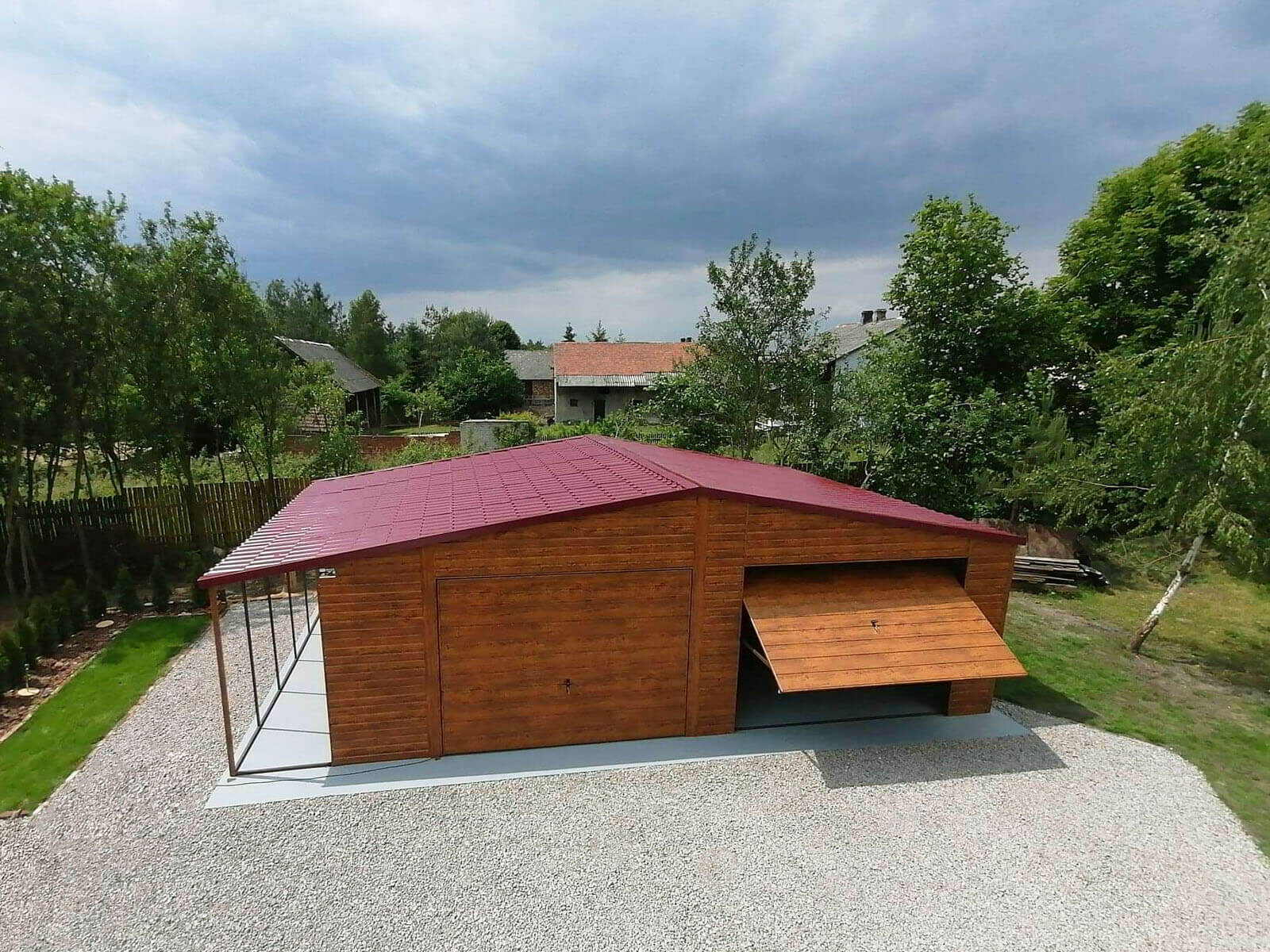 Garaż blaszany złoty dąb 8 x 6 + wiatka 1 x 6 dach dwuspadowy widok z góry z jedną bramą otwartą