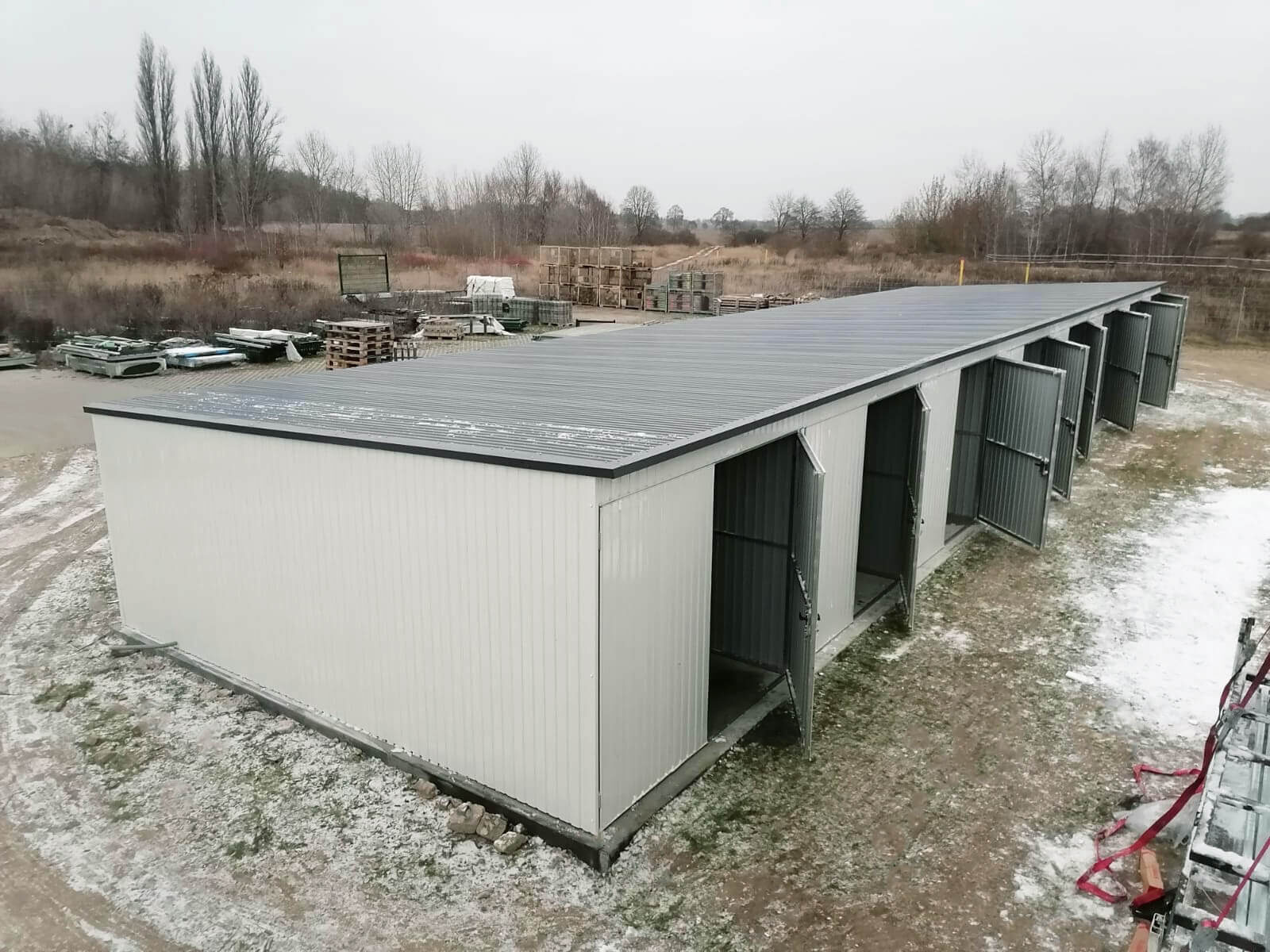 Garaż blaszany ośmiostanowiskowy 24 x 5, bramy dwuskrzydłowe widok z góry, 8 bram dwuskrzydłowych uchylonych