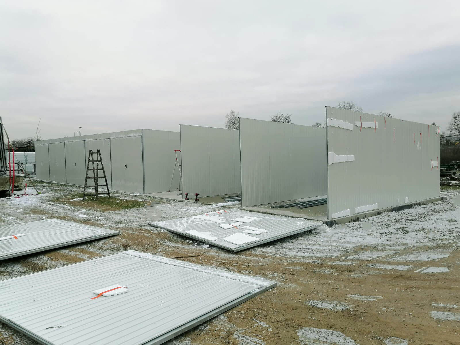 Garaż blaszany ośmiostanowiskowy 24 x 5, bramy dwuskrzydłowe widok ścian podczas montażu