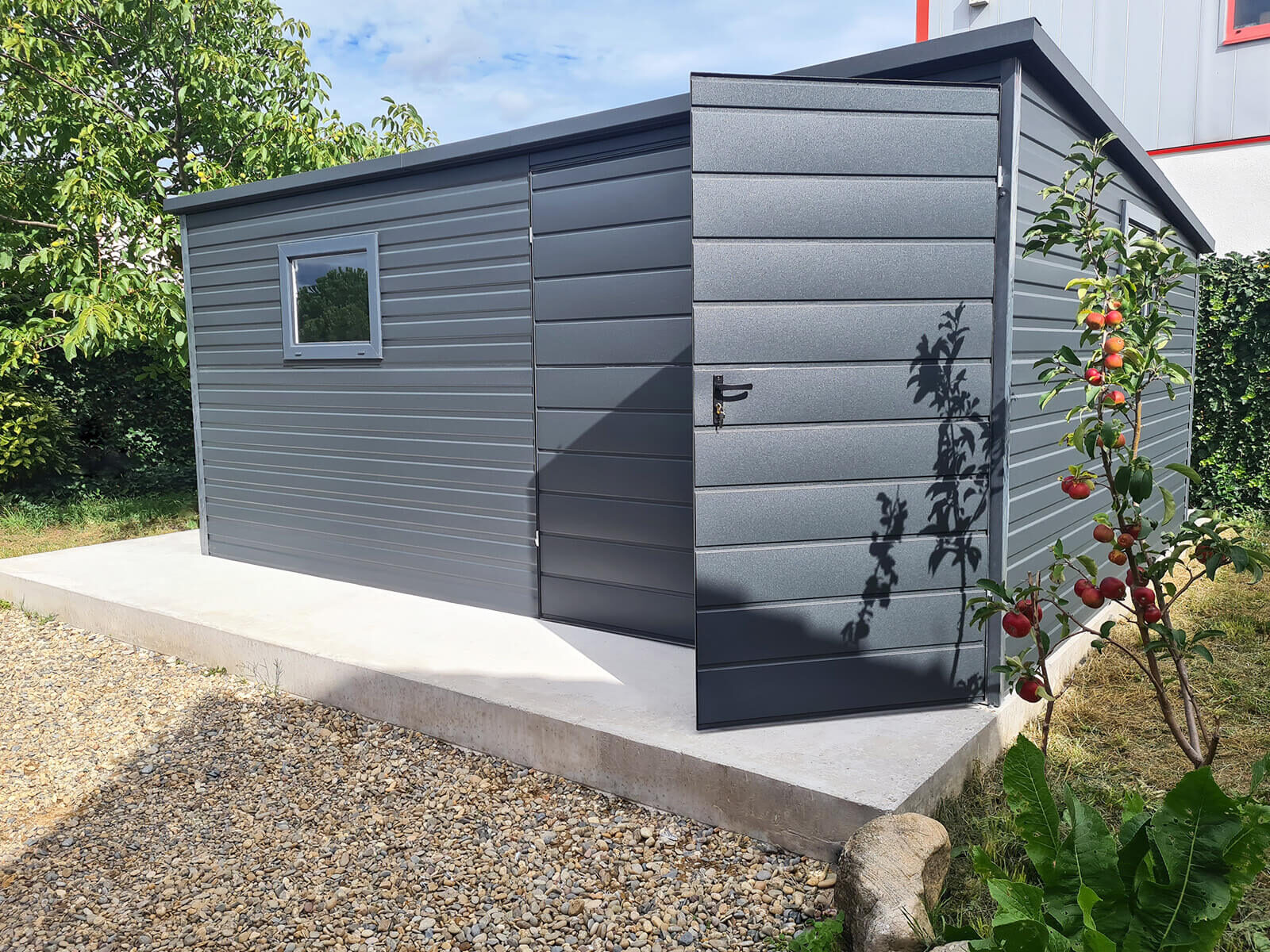 Domek ogrodowy 4 x 2 spad dachu do tyłu Grafit Mat 7016 widok od frontu