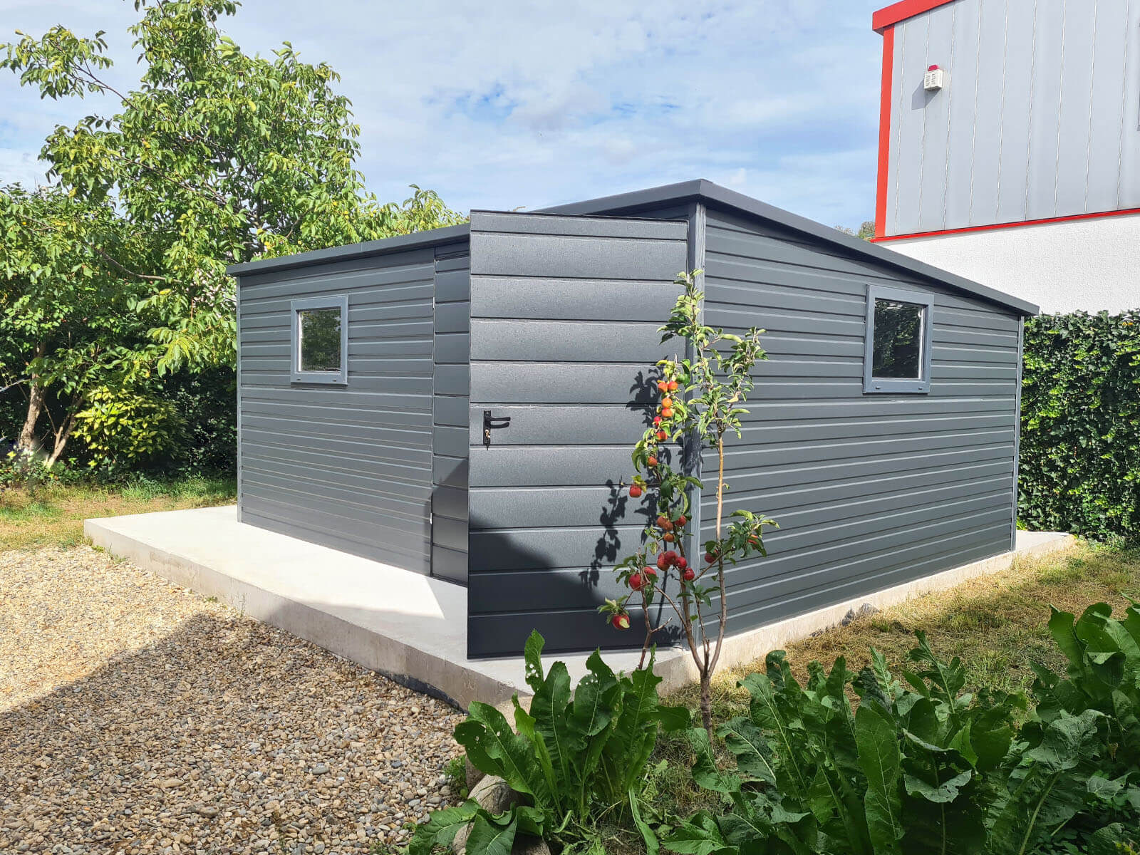 domki ogrodowe Domek ogrodowy 4 x 2 spad dachu do tyłu Grafit Mat 7016 widok z przodu, drzwi podwójne, dwa okna