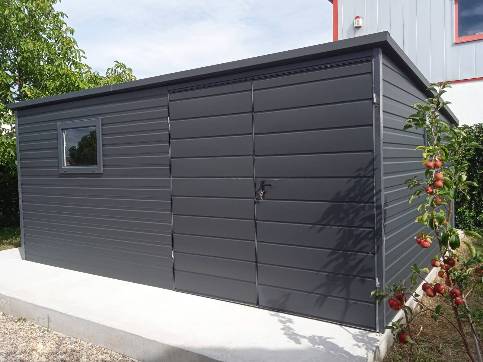 Domek ogrodowy 4 x 2 spad dachu do tyłu Grafit Mat 7016 widok główny, drzwi podwójne zamknięte, okno na ścianie frontowej