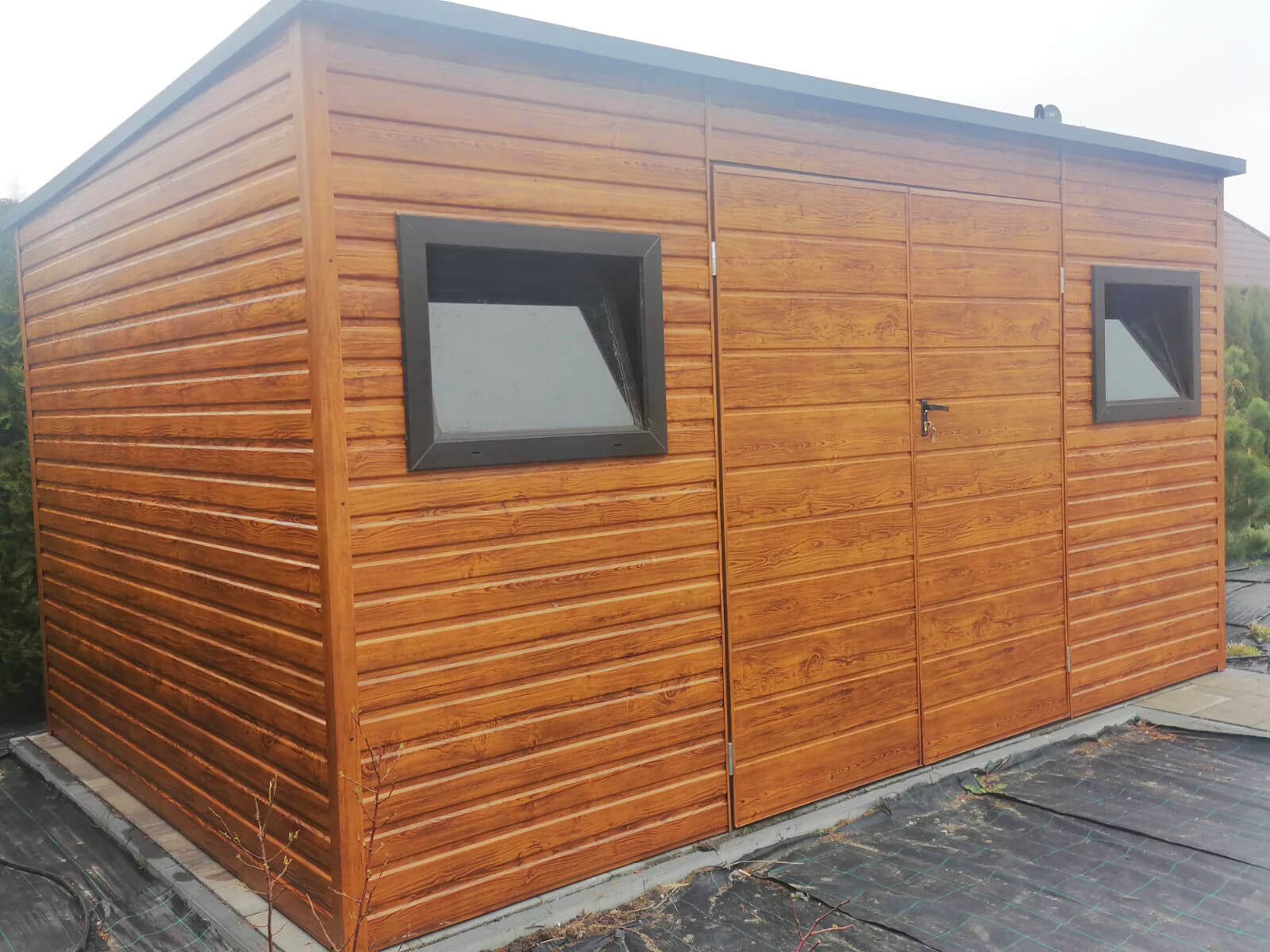 Domek ogrodowy 4 x 2 złoty dąb, spad dachu do tyłu, 3 okna widok od frontu