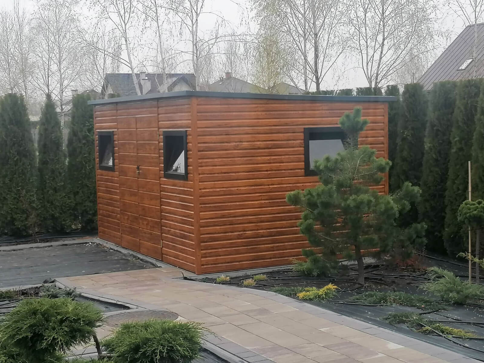 Domek ogrodowy 4 x 2 złoty dąb, spad dachu do tyłu, 3 okna