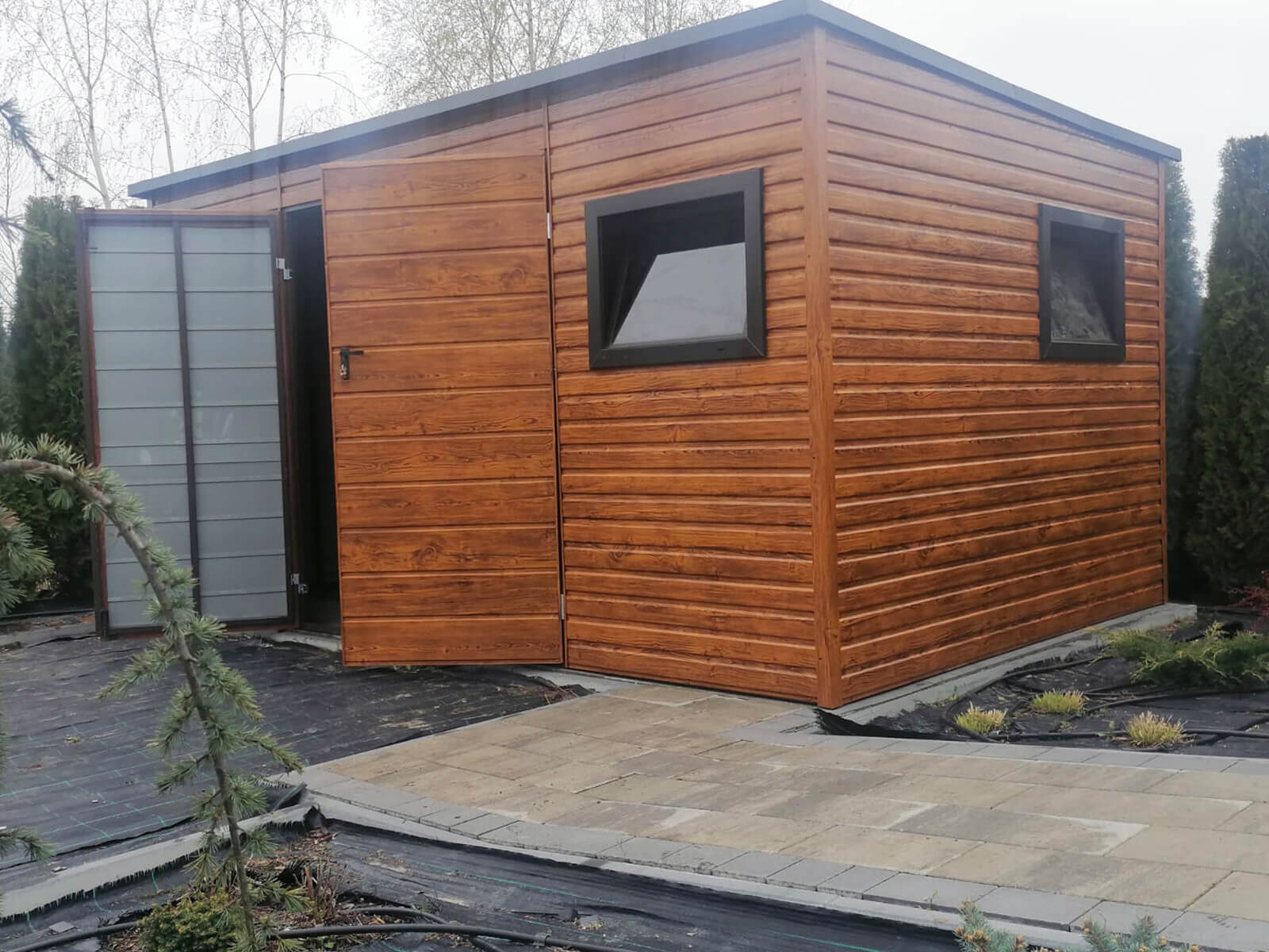 Domek ogrodowy 4 x 2 złoty dąb, spad dachu do tyłu, 3 okna, widok boczny
