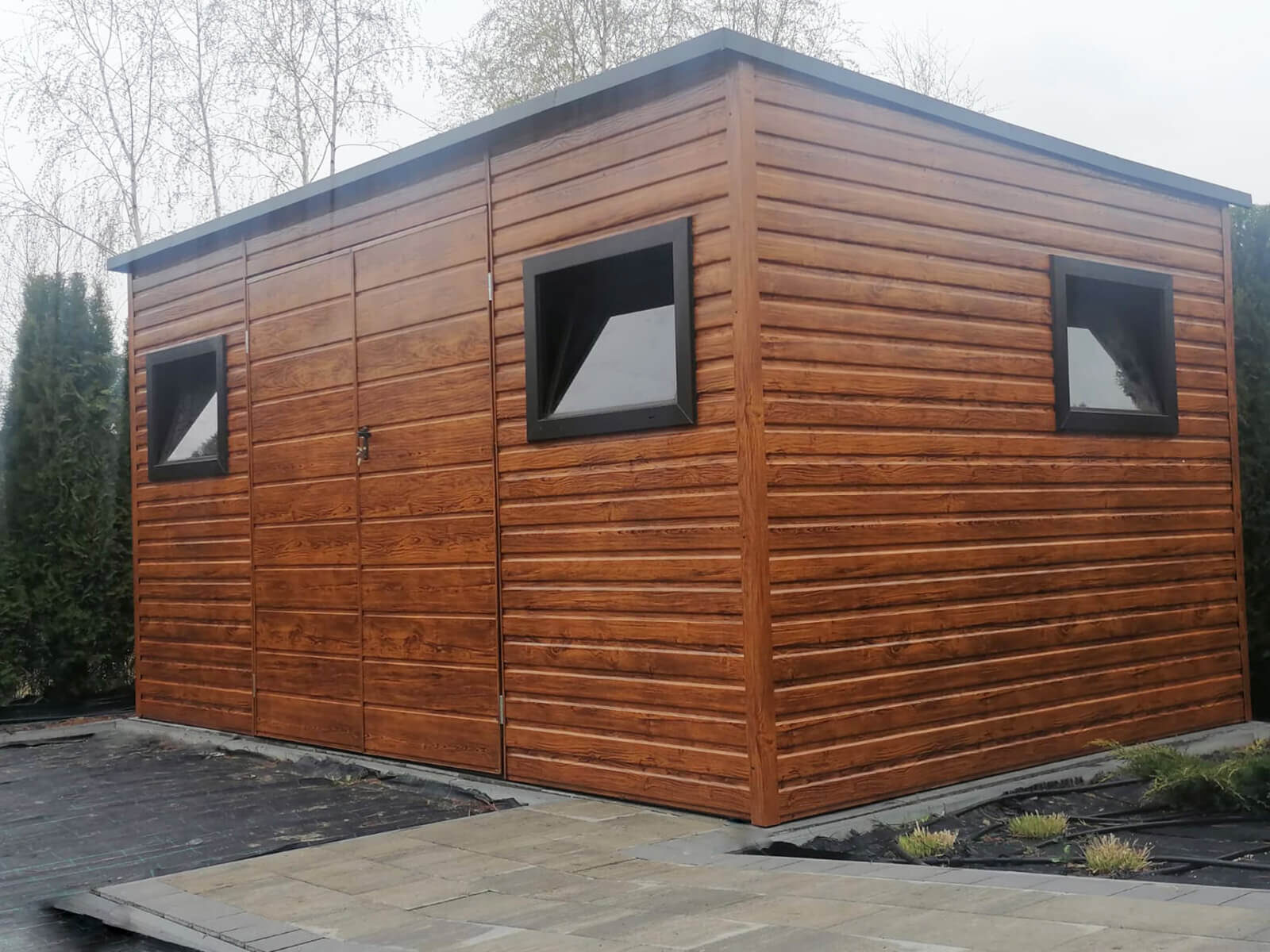 Domek ogrodowy 4 x 2 złoty dąb, spad dachu do tyłu, 3 okna widok z przodu od dołu