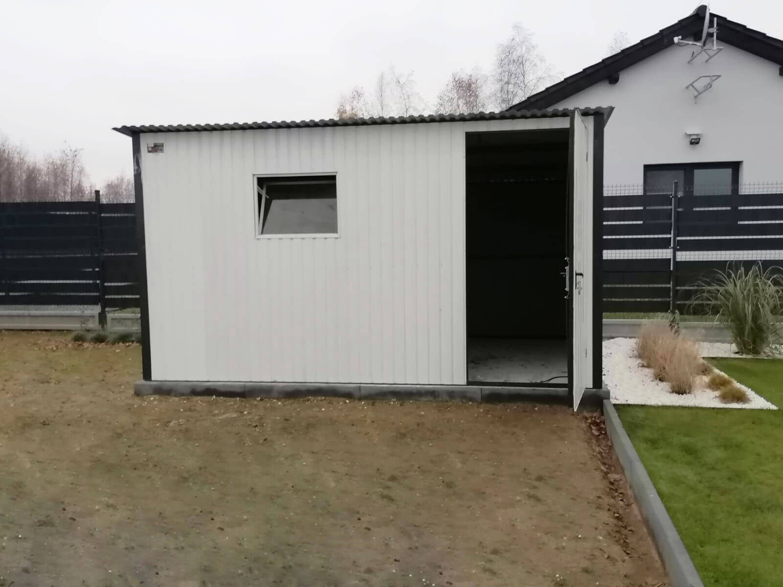 Domek ogrodowy 4 x 2 spad dachu na tył Biały RAL 9010 widok z przodu