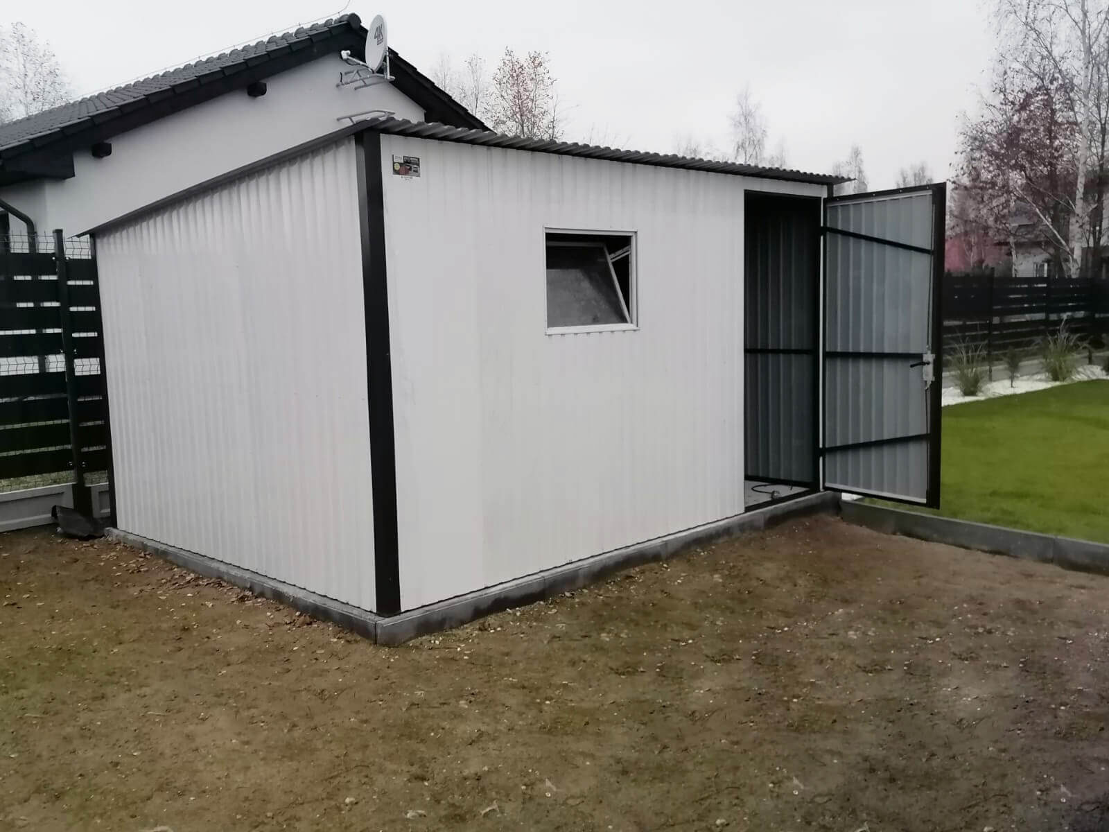 Domek ogrodowy 4 x 2 spad dachu na tył Biały RAL 9010 widok boczny