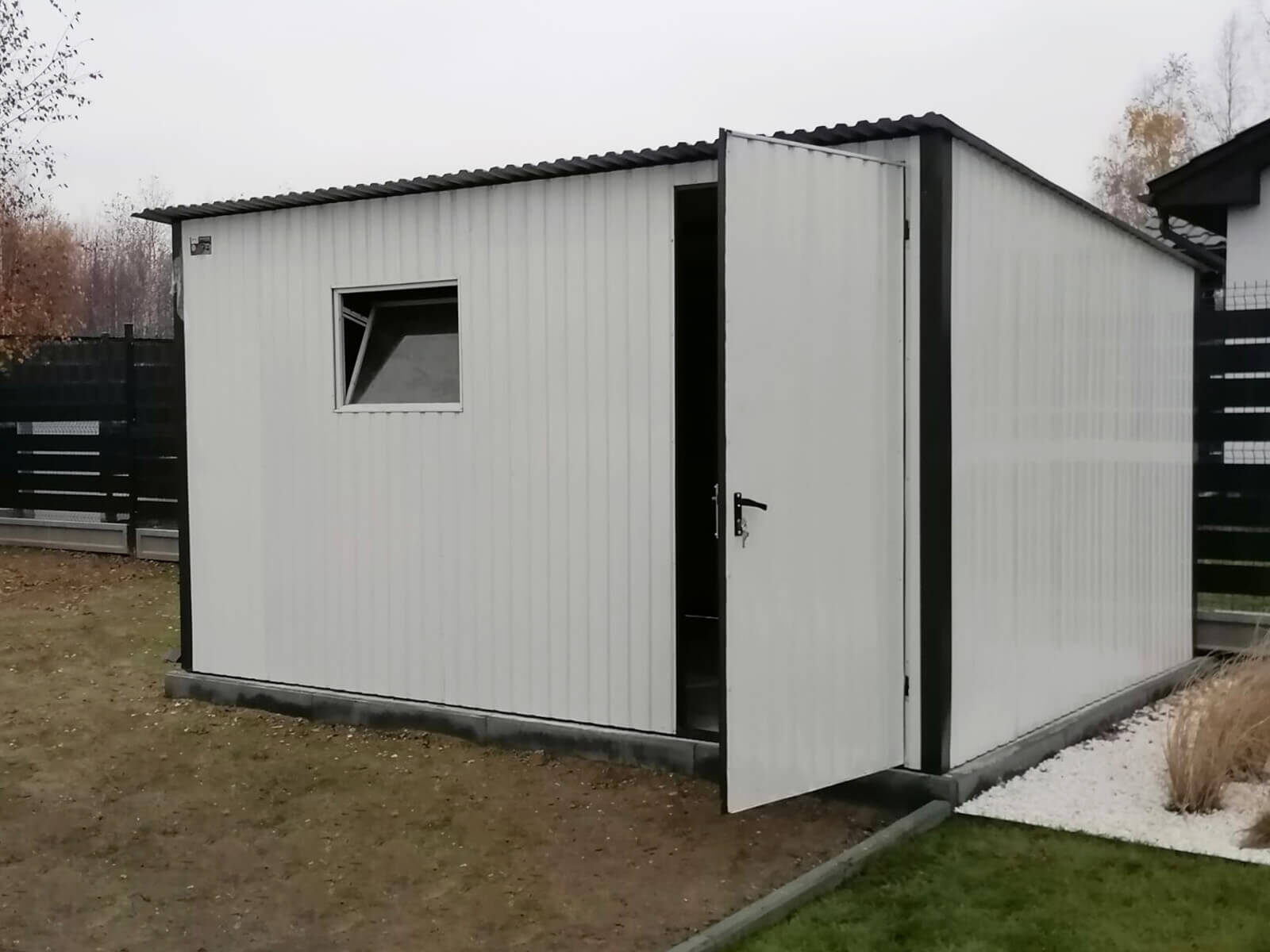 Domek ogrodowy 4 x 2 spad dachu na tył Biały RAL 9010 drzwi na ścianie frontowej otwarte, okno na ścianie frontowej uchylone