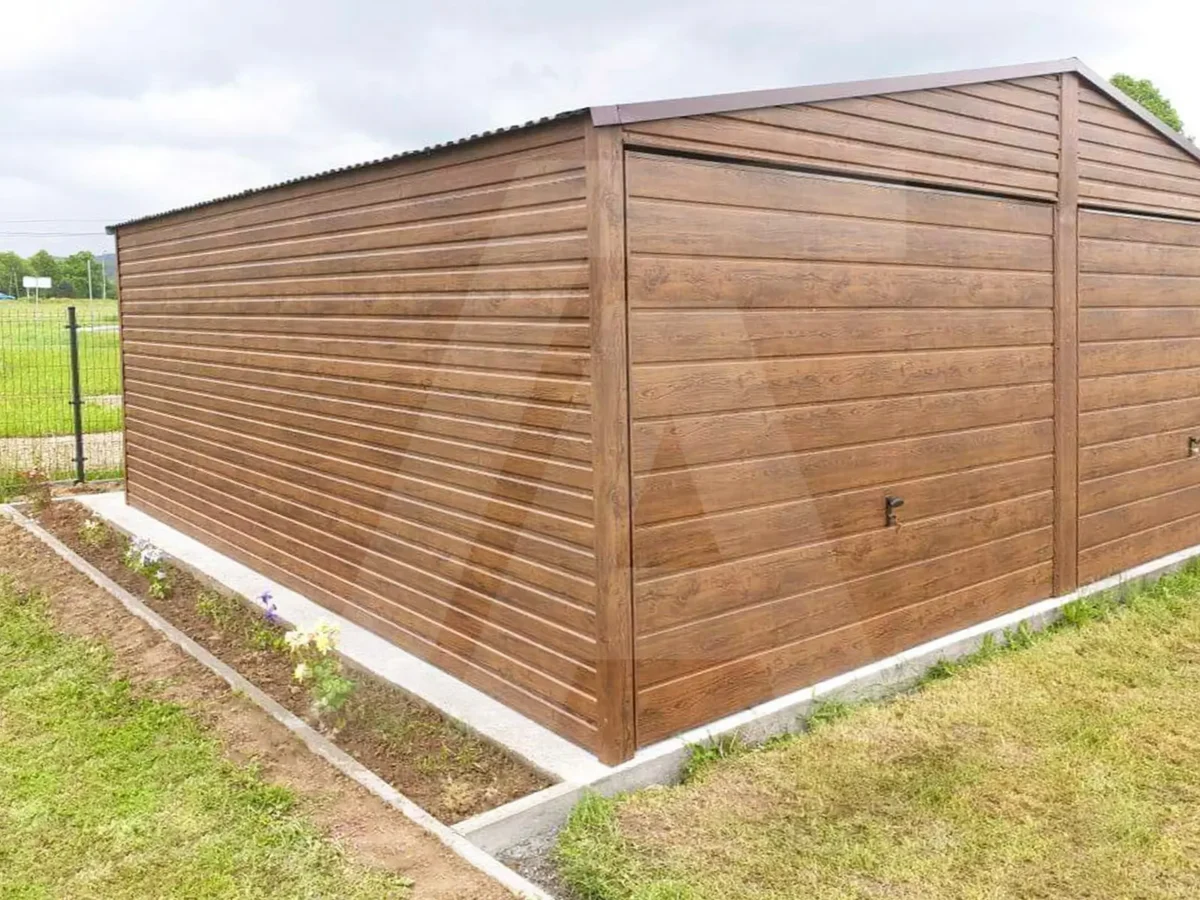 Garaż blaszany drewnopodobny złoty dąb 6 x 5.50 dwuspadowy